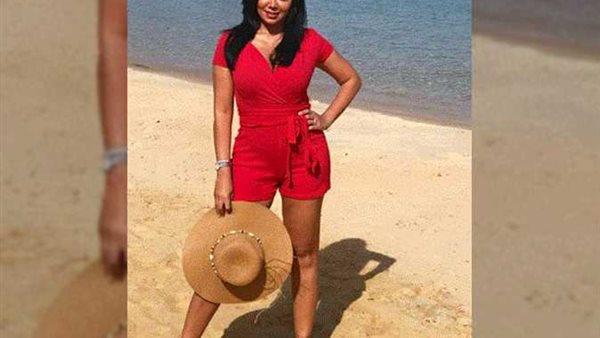 وصلة غزل مع لقاء الخميسي .. جلسة تصوير مثيرة لرانيا يوسف في الجيم | شاهد