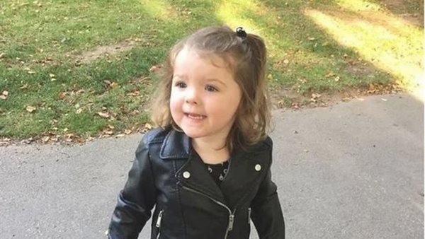 ما القصة؟..عطسة تتسبب في طرد طفلة 3 أعوام من حضانة | شاهد