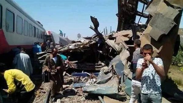 حادث بشع وبلف الطواريء السبب.. أول فيديو للحظة اصطدام قطارين في سوهاج | شاهد