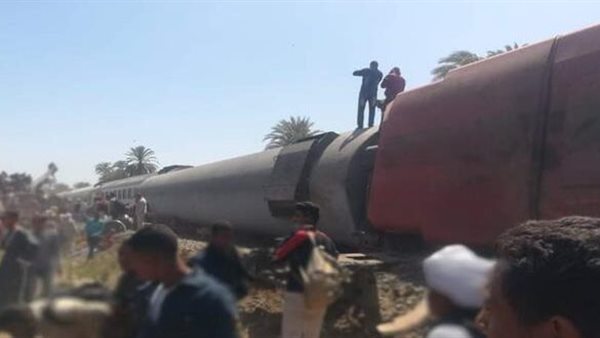 لا حرمة للموت.. علقة ساخنة للص يسرق جثث ومصابي حادث سوهاج | فيديو