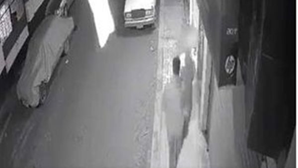 لمس مناطق حساسة من جسدها.. شاب يتحرش بفتاة أثناء سيرها في الشارع | فيديو 