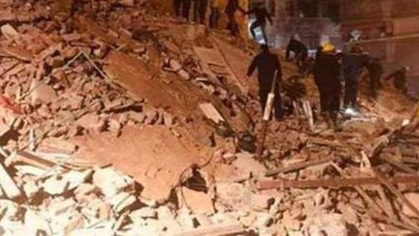 تفاصيل مثيرة.. مكالمة هاتفية تنقذ شخصا من الموت أسفل عقار جسر السويس المنهار 