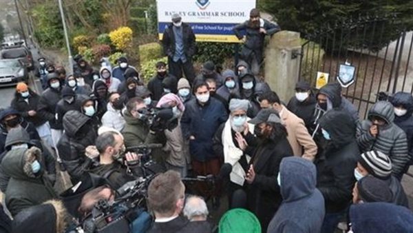 إلا رسول الله.. بريطانيا تشتعل بعد كاريكاتير الرسول المسيء | شاهد