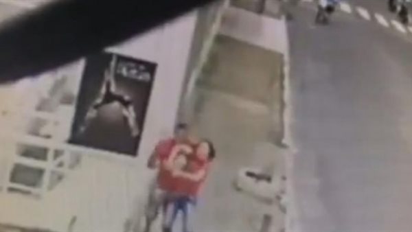 سبب غريب جدا .. رجل ينهي حياة زوجته بطريقة صادمة | صور