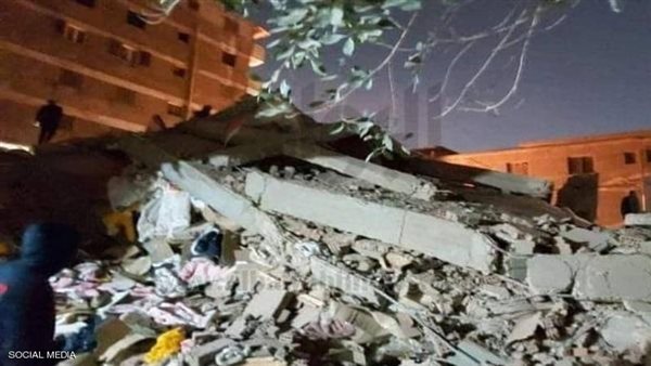 عروسان و11 جثة ورضيع.. 7 مشاهد مبكية من كارثة عقار جسر السويس المنهار | فيديو