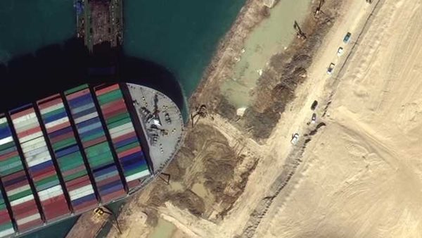 اقترحات السيسي اليومية لحل الأزمة.. رئيس قناة السويس يكشف سبب جنوح السفينة | فيديو