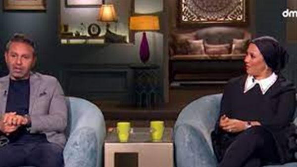 لن تتوقع..ماذا فعلت زوجة حازم إمام حينما قبلته إحدى المعجبات؟ | فيديو