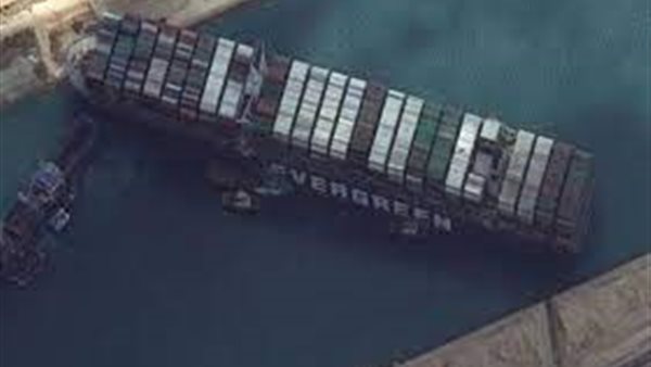 لن تغادر إلا في هذه الحالة .. رئيس هيئة قناة السويس يفجر مفاجآت جديدة عن السفينة الجانحة | فيديو