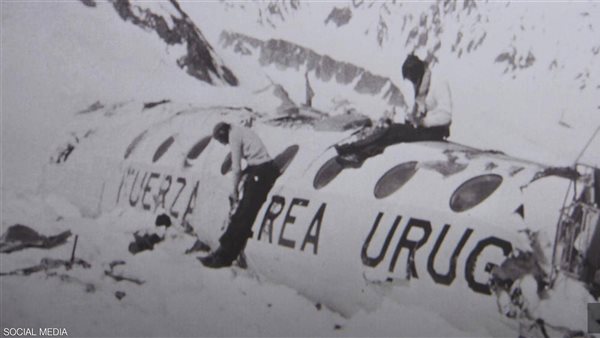 أكلوا لحم أصدقائهم.. ناج من تحطم طائرة يروي تفاصيل مرعبة | شاهد