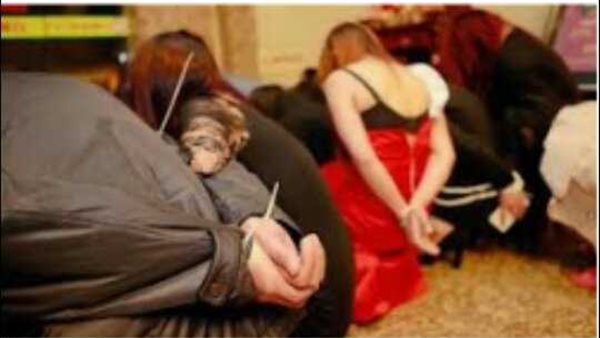 الشرطة تتدخل..خروج سيدات بدون ملابس في شرفة شقة