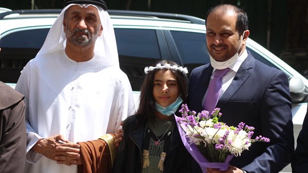 رئيس المجلس العالمي للتسامح وسفير الامارات يكرما الطالبة 