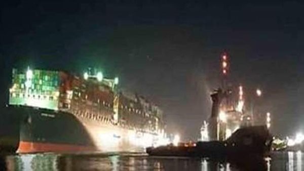 أوضح مشاهد.. اللحظات الأولى لتحرك السفينة الجانحة في قناة السويس | فيديو 