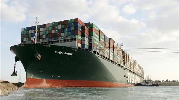 بعد نجاح تعويم السفينة الجانحة.. قرار جديد لرئيس قناة السويس | شاهد