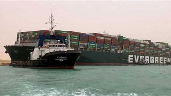 القمر كلمة السر.. كيف نجحت مصر في تعويم السفينة الجانحة بقناة السويس؟