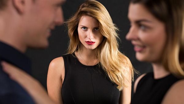 كيدهن عظيم..فتاة تكتشف خيانة صديقها بطريقة لا تخطر على البال | فيديو