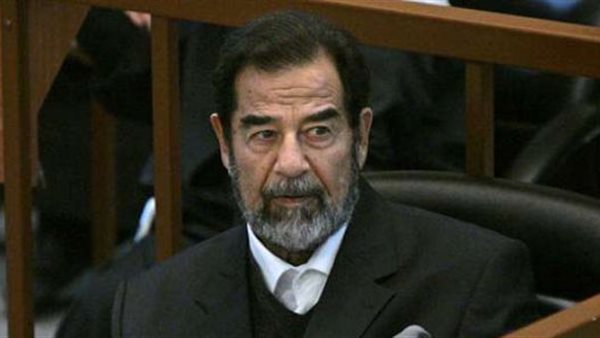 بطريقة صادمة ..إهانة صدام حسين في عزاء قاضي محاكمته | شاهد