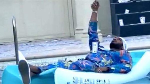 بعد حمام السباحة.. محمد رمضان يرمي دولارات لـ«كلبه» | فيديو 