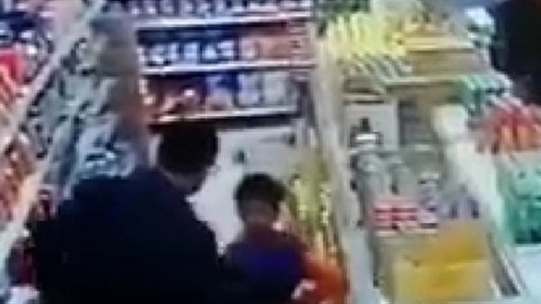 ضربه بالقلم وقلب عليه رف الزيت.. تفاصيل صادمة عن فيديو طفل المنصورة | شاهد