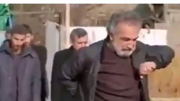 أثار الجدل على السوشيال ميديا.. أب يرقص في جنازة ابنته | شاهد