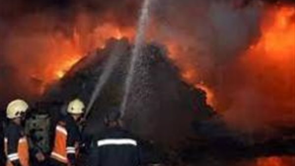 كارثة جديدة.. لحظة نشوب حريق بأحد أبراج كورنيش المعادى | شاهد