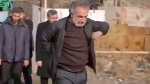 بعد إثارته الجدل.. الحقيقة الكاملة لرقص أب في جنازة ابنته داخل المقابر | شاهد