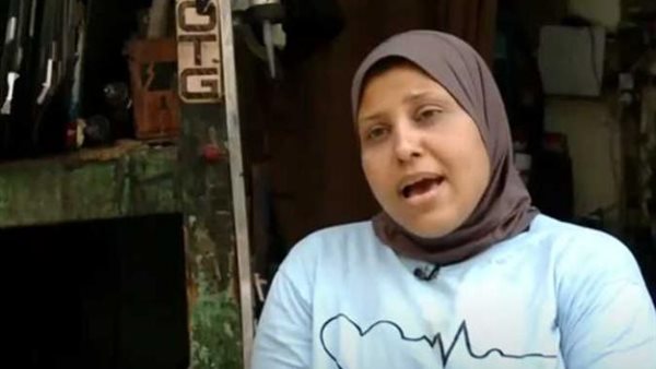 على جروب الماميز.. إيمان توفيق ماجستير في المحاسبة وأسطى تركيب زجاج سيارات 