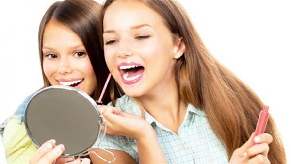 مركز الأزهر يحسم الجدل..حكم تزين المرأة لزوجها في نهار رمضان | شاهد