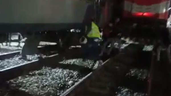 إصابات وهلع بين الركاب.. لحظة خروج قطار عن القضبان بالشرقية | فيديو