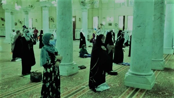 تكون آثمة في حالة واحدة.. هل تعطر المرأة لأداء التراويح حرام؟ | فيديو