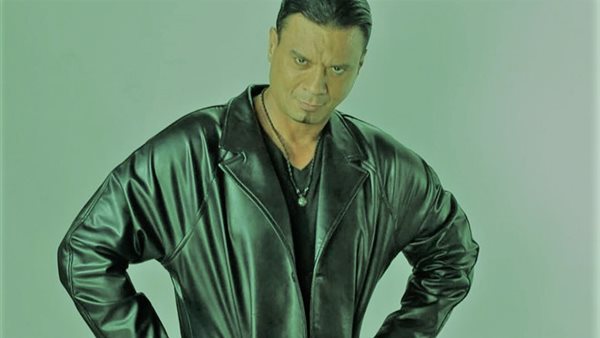 تاتو على الكتف..عباس أبوالحسن يشارك في تريند «كتع كسح كسل» بدون ملابس | شاهد