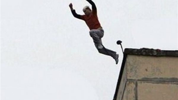 عشان مبقتش تحبه زي الأول..سيدة توثق بالفيديو لحظة انتحار زوجها بالقفز من النافذة