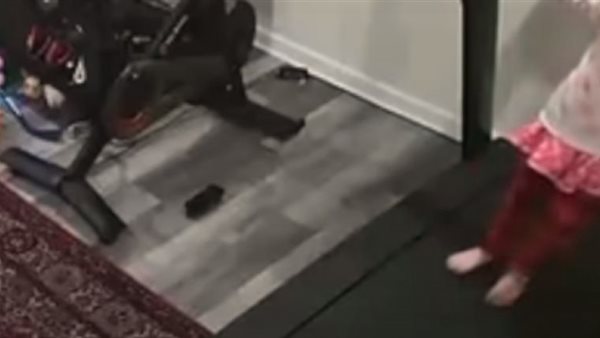 فيديو مروع.. مشاية رياضية في البيت تبتلع طفلًا صغيرًا | شاهد