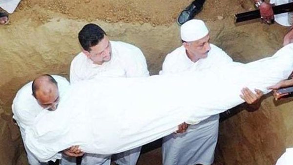 لجنة الفتوى تحسم الجدل .. هل يجوز وضع المصحف وبعض الأشياء الثمينة مع الميت في قبره؟ | فيديو