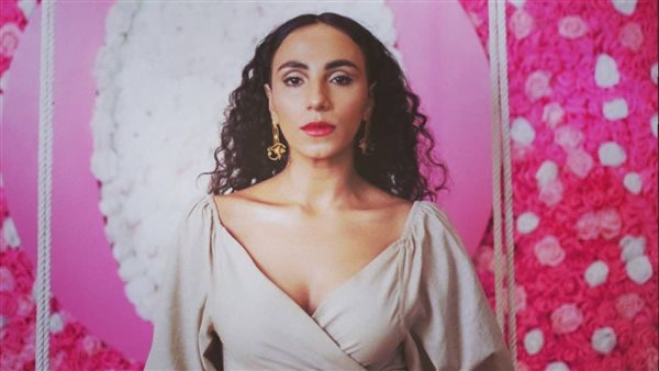 في نهار رمضان.. زينب غريب ترقص حافية بوسط البلد | فيديو