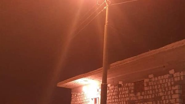 بحضور رئيس وحدة الأقواز ..إنارة شوارع عرب العيايدة بالصف بعد تغيير المصابيح المحترقة