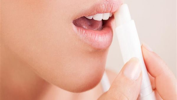 الإفتاء تحسم الجدل.. حكم وضع مرطب الشفاه أثناء الصيام