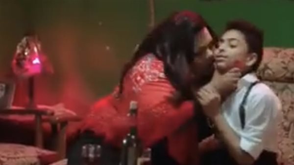 ده بيدوفيليا.. هجوم ناري على شيماء سيف بسبب تقبيلها طفلا صغيرا | فيديو