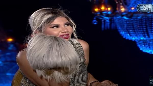 بكاء وسحر وخلع باروكة وإحراج.. 4 مشاهد من لقاء بوسي شلبي وإيناس الدغيدي | شاهد