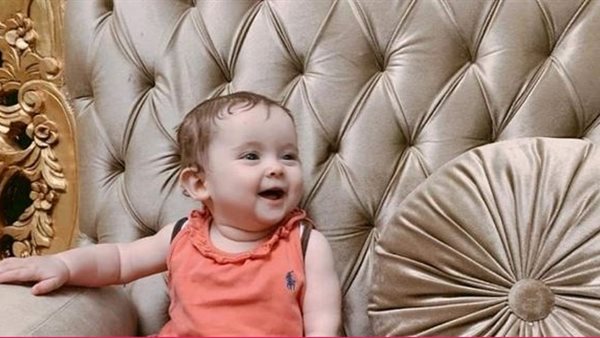 رموها عند صندوق زبالة.. أب وأم يتخلصان من طفلتهما الرضيعة والعناية الإلهية تنقذها