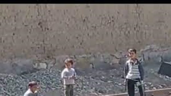 فيديو صادم.. أطفال يفكون قضبان السكك الحديد بمفاتيح إنجليزي | شاهد