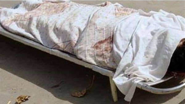 السبب صادم..شاب يقتل أمه بسكين في المحلة