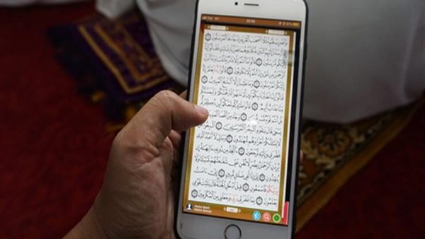 المفتي يحسم الجدل..هل يجوز قراءة القرآن من الموبايل في صلاة التراويح؟ | فيديو