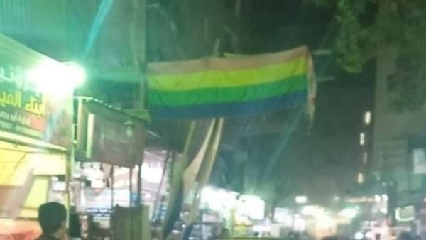 رد صادم من صاحبه..سر رفع علم المثليين على محل تموين بالجيزة