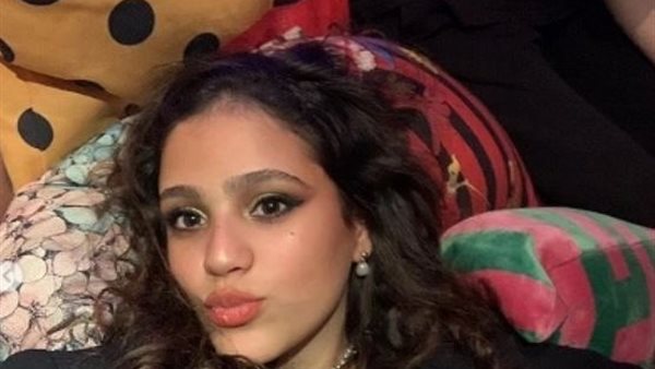 مالك بيها يا نجم.. مشادة بين شابين على صور جنا عمرو دياب | شاهد