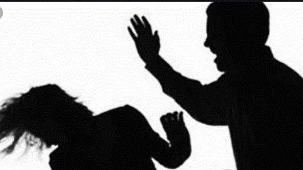 اقتلع أسنانها وأجبرها على شرب البول.. رجل يعذب زوجته بطريقة وحشية