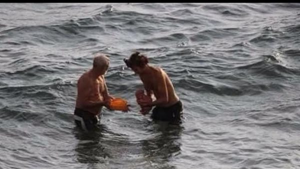 وهي بتعوم.. حقيقة ولادة سيدة في البحر بدهب | شاهد