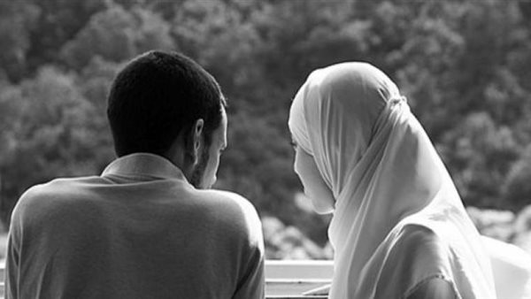 الإفتاء تحسم الجدل..هل يفسد تقبيل الزوجة في نهار رمضان الصيام ومتى يجوز؟