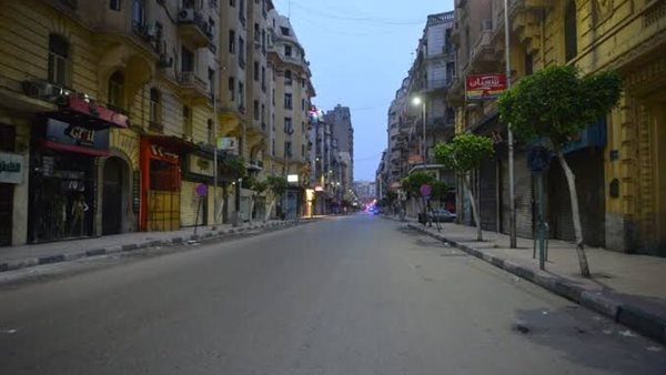 الحكومة تحسم الجدل .. حقيقة فرض حظر تجول وإيقاف وسائل النقل وإغلاق المحال