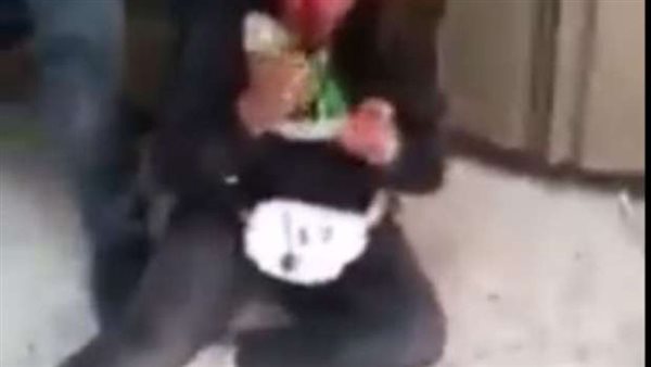 لقطات صادمة وقرار حاسم من التعليم..التفاصيل الكاملة لخناقة بالأسلحة البيضاء بين طالبتين بالمعادي | شاهد