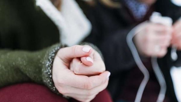 تنذر بإصابتك بمرض خطير..طبيب يحذر من الشعور بالبرودة في اليد